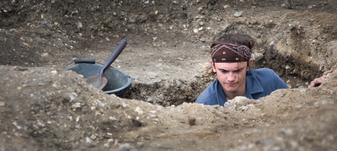 在考古挖掘工作的学生