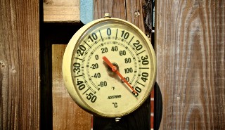 显示温度超过50度的室外温度计