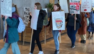 学生们上演的模拟抗议