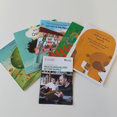 一套不同语言的儿童故事书，以及一本家庭多语言小册子