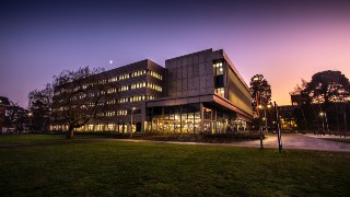 雷丁大学图书馆的黄昏