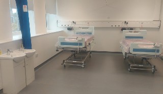 临床培训套房的一个房间里的病床，被设计成模拟真实的医院病房