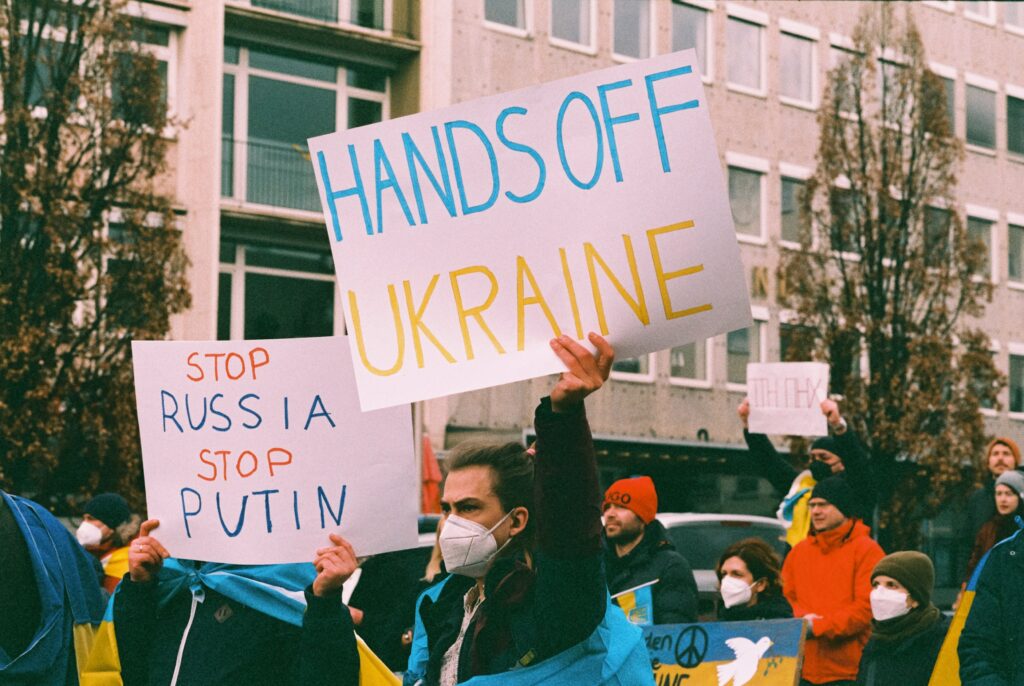 抗议者举着写有“阻止俄罗斯，阻止普京”和“放开乌克兰”的标语